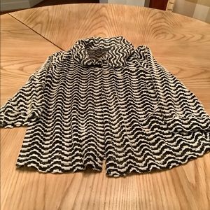 Black and white lightweight top. Pendulum collar